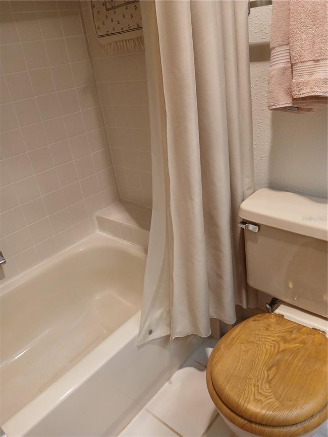 HALL BATH WITH TUB/SHOWER COMBO | Image 12