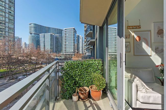 301 - 29 Smithe Mews, Condo with 1 bedrooms, 1 bathrooms and 1 parking in Vancouver BC | Image 6