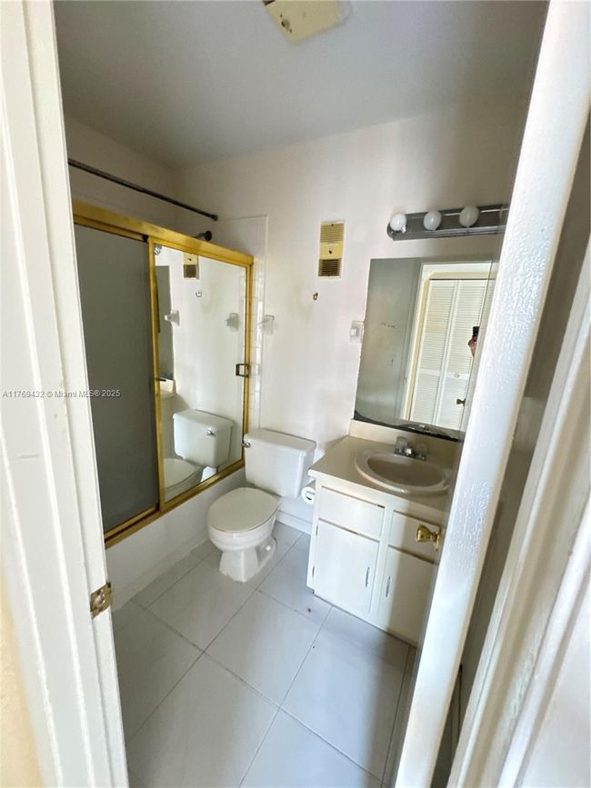 34 - 6565 W 26 Th Dr, Condo with 2 bedrooms, 2 bathrooms and null parking in Hialeah FL | Image 14