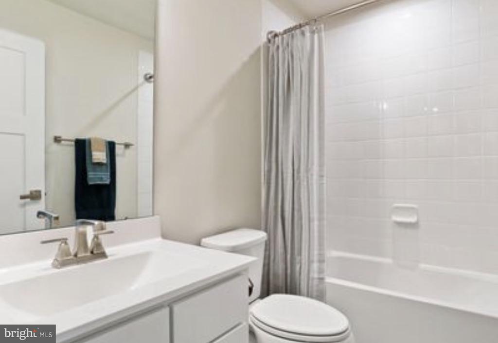 Residential Lease in FALLING WATERS 4