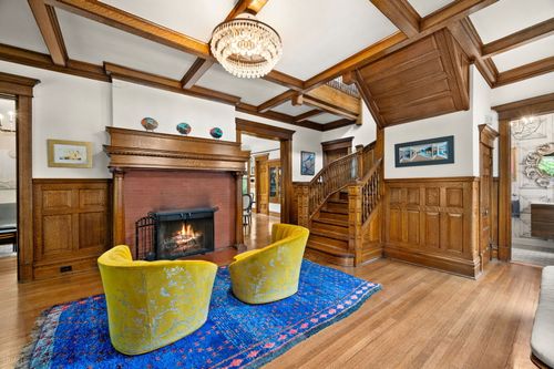 819 Junior Ter, Chicago, IL, 60613-1607 | Card Image