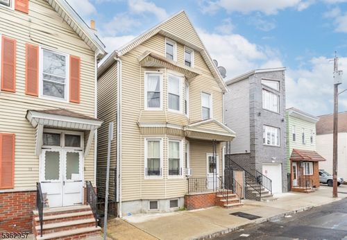 19 Komorn St, Newark, NJ, 07105-5327 | Card Image