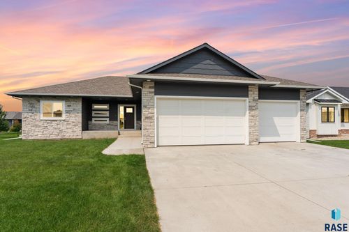 6620 E 33rd St Street, Sioux Falls, SD, 57110 | Card Image