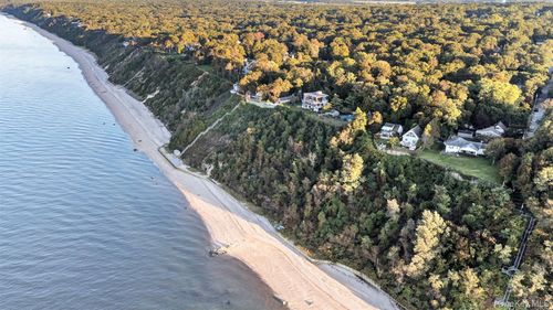 81 Beach Rd, Riverhead, NY, 11901-5818 | Card Image