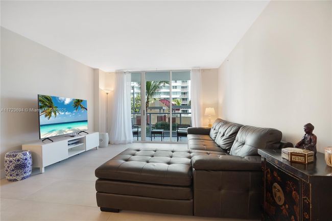 APT-704 - 1155 Brickell Bay Dr, Condo with 3 bedrooms, 2 bathrooms and null parking in Miami FL | Image 9