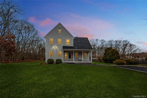 24 Buckskin Ln, Riverhead, NY, 11901-6632 | Card Image