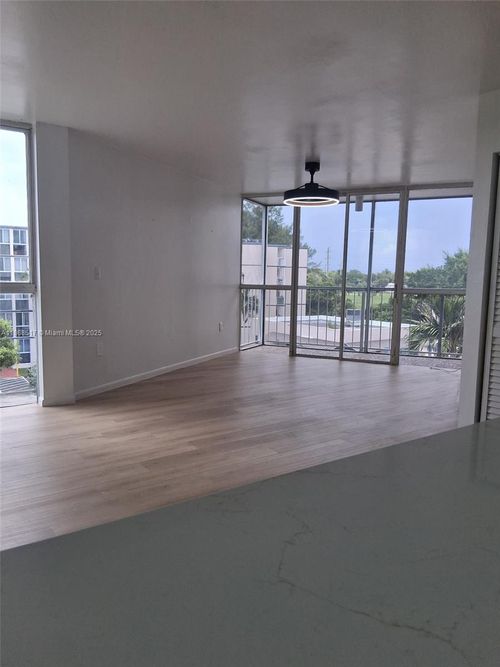 apt-d408-7035 Nw 186th St, Hialeah, FL, 33015-8328 | Card Image