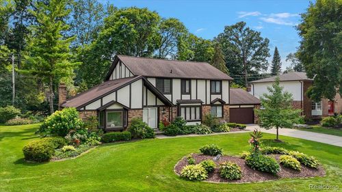 35245 Glengary Cir, Farmington Hills, MI, 48331-2652 | Card Image