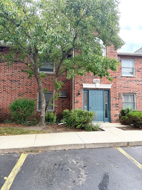 2c-1384 Cunat Ct, Lake In The Hills, IL, 60156-5290 | Card Image