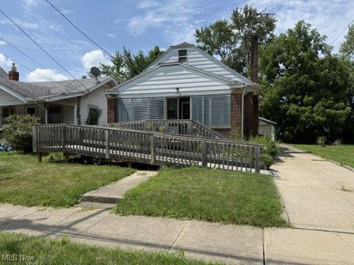 982 Dan St, Akron, OH, 44310-3461 | Card Image