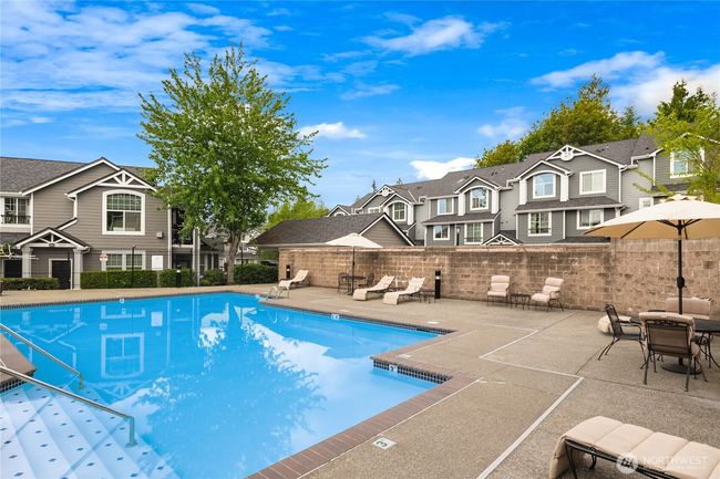 LOUNGE BY THE OUTDOOR SWIMMING POOL | Image 28