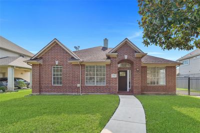 8922 Ballinger Drive, House other with 3 bedrooms, 2 bathrooms and null parking in Houston TX | Image 1