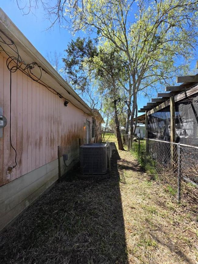 235 2 Nd St, House other with 3 bedrooms, 2 bathrooms and null parking in Van Vleck TX | Image 21