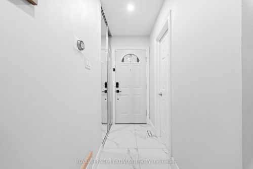 9-18 Cotton Downway N/A, North York, ON, M2J4V7 | Card Image