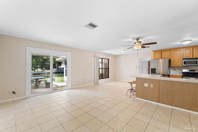 3332 Laurel Dr, House other with 3 bedrooms, 2 bathrooms and 4 parking in Gulf Breeze FL | Image 4