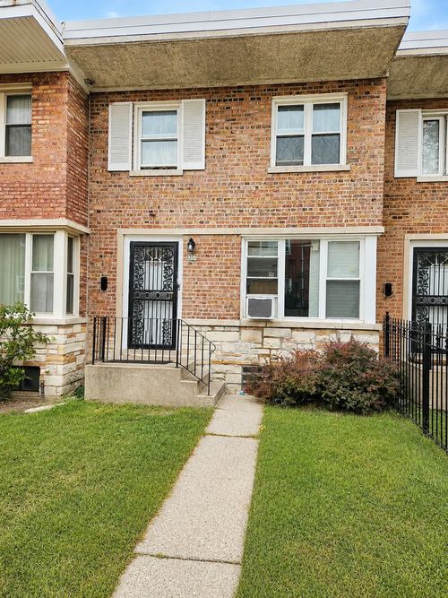 8352 S Ingleside Ave, Chicago, IL, 60619-5904 | Card Image