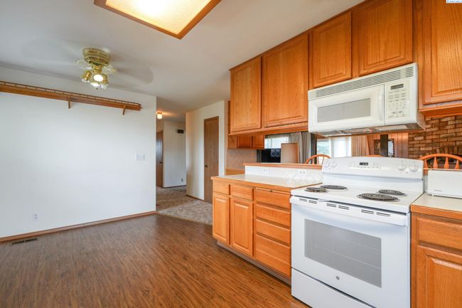 97010 W Good Rd, Home with 3 bedrooms, 3 bathrooms and null parking in Prosser WA | Image 11