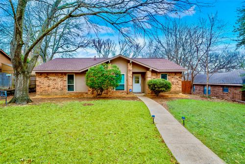 425 Country View Ln, Garland, TX, 75043-5613 | Card Image