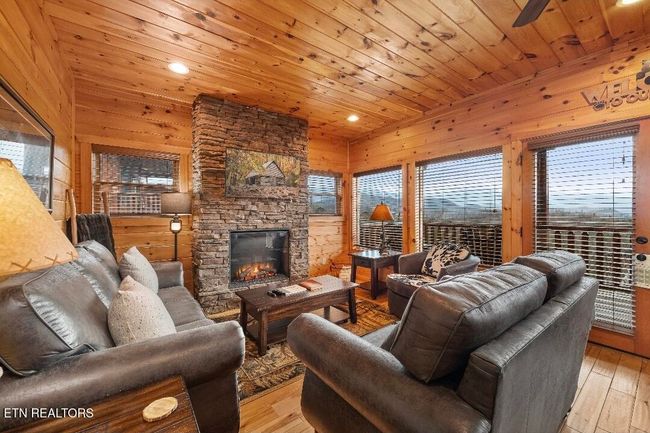 880 Great Smoky Way, House other with 4 bedrooms, 4 bathrooms and null parking in Gatlinburg TN | Image 8