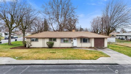 437 Sharon Ave E, Moses Lake, WA, 98837-2444 | Card Image