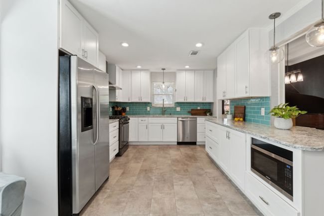 10216 Shadow Way, House other with 4 bedrooms, 3 bathrooms and null parking in Dallas TX | Image 12