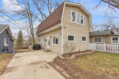 9473 Huron, Pinckney, MI, 48169-9419 | Card Image