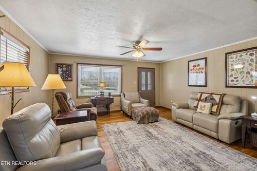 704 Pea Ridge Rd, Sunbright, TN, 37872-2726 | Card Image