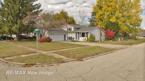 665 Briarwood Dr, Vassar, MI, 48768-1403 | Card Image