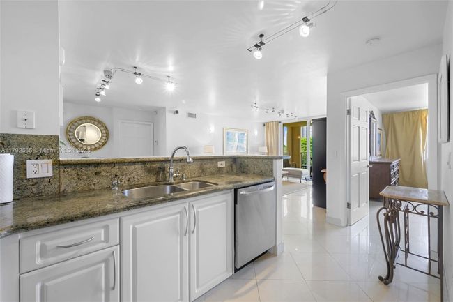 1406 - 19999 E Country Club Dr, Condo with 2 bedrooms, 2 bathrooms and null parking in Aventura FL | Image 4