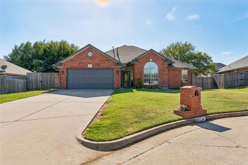 907 Ruby Ln, Midwest City, OK, 73130-5732 | Card Image
