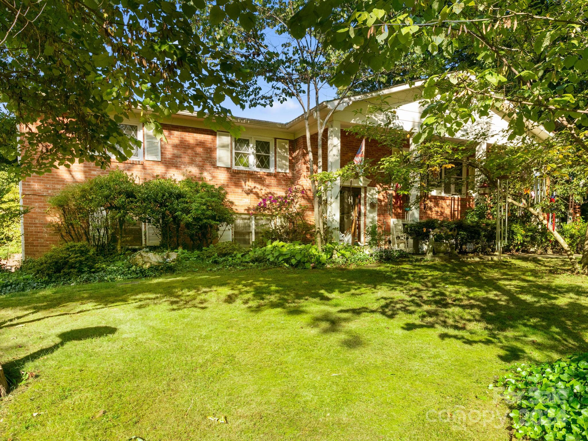 Arthur Ln, Hendersonville, NC 28791
