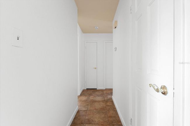 Hallway to bedrooms - 3 hall closets | Image 18