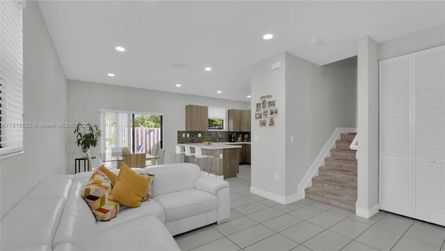 10380 Nw 88 Th Ter, Townhouse with 4 bedrooms, 3 bathrooms and null parking in Doral FL | Image 10