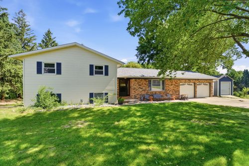 8 Elmwood Dr, Blue Grass, IA, 52726-9527 | Card Image