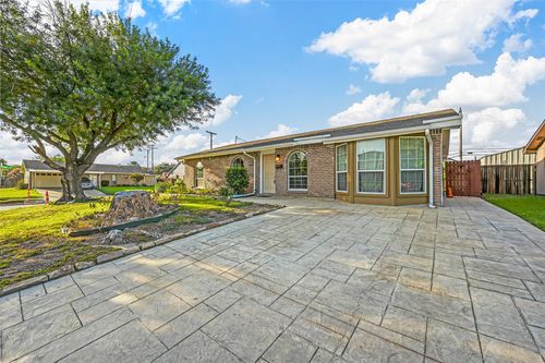 301 W Grenoble Dr, Grand Prairie, TX, 75052-5704 | Card Image