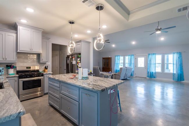 202 Horse Shoe Trl, House other with 3 bedrooms, 2 bathrooms and 2 parking in Angleton TX | Image 14