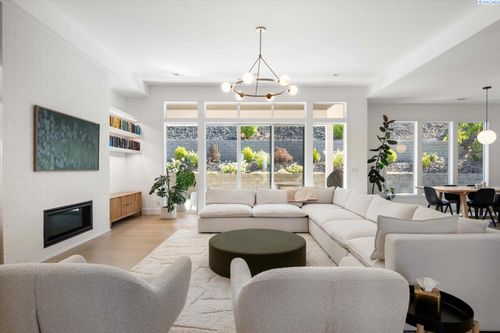 325 Rockwood Dr, Richland, WA, 99352-8572 | Card Image