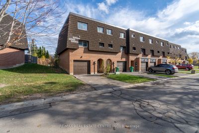 118 Darras Crt, Condo with 4 bedrooms, 2 bathrooms and 2 parking in Brampton ON | Image 2