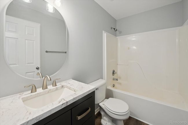 Upper Level 2nd Full Bathroom | Image 8