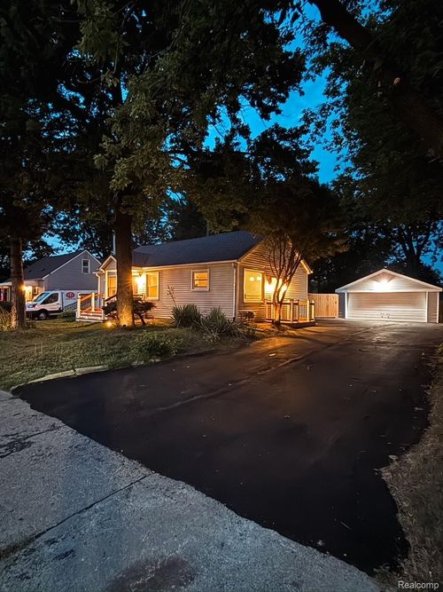 30052 Schoenherr Rd, Warren, MI, 48088-3125 | Card Image