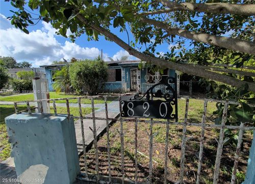 820 Curtiss Dr, Opa-Locka, FL, 33054-3016 | Card Image