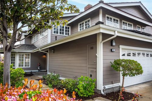 12 Fairway Dr, Manhattan Beach, CA, 90266-7218 | Card Image