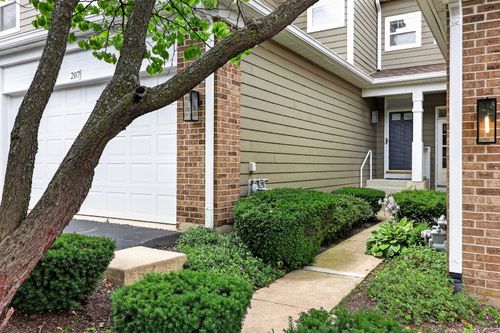 207 Tanglewood Dr, Glen Ellyn, IL, 60137-7834 | Card Image