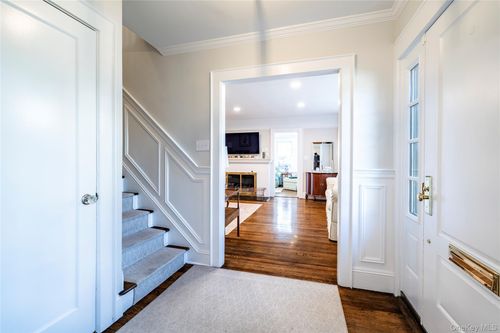 18 Midwood Rd, Rockville Centre, NY, 11570-2018 | Card Image