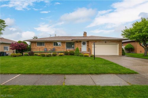14666 Robert Dr, Middleburg Heights, OH, 44130-5638 | Card Image