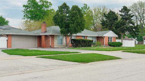 7945 Mobile Ave, Burbank, IL, 60459-1855 | Card Image