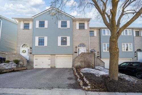 21-21 Harmony Cir, Bradford, ON, L3Z2T7 | Card Image