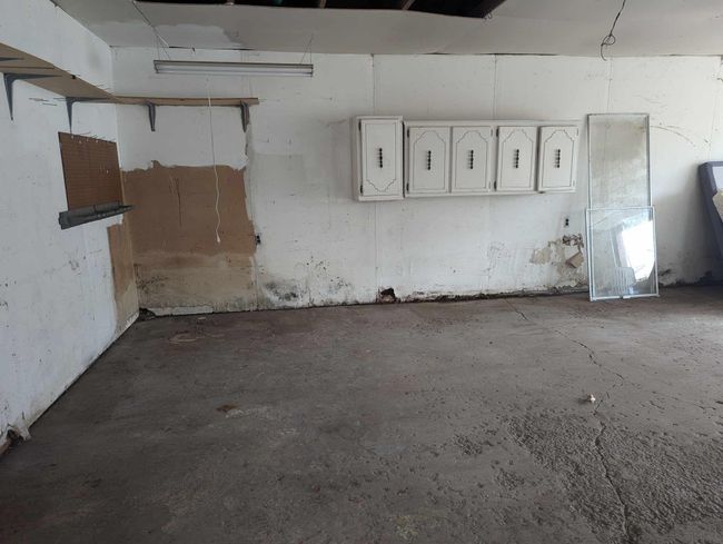 garage inside | Image 48
