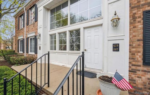 641 E Fox Hills Dr, Bloomfield Hills, MI, 48304-1305 | Card Image