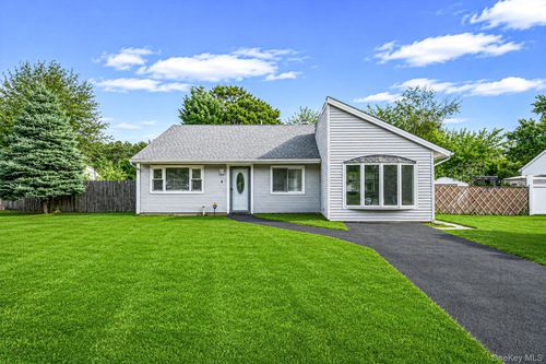 9 Carson Ln, Medford, NY, 11763-4312 | Card Image